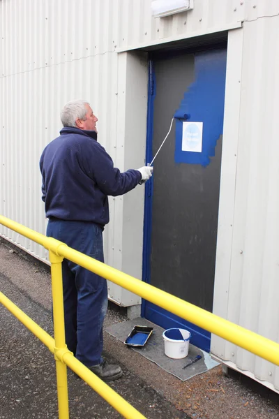 Painting a door — Stock Photo, Image