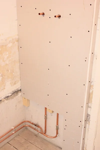Encanamento em um banheiro para um chuveiro — Fotografia de Stock