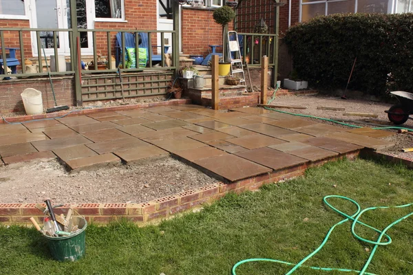 Bouw Bouw Van Een Natuurlijke Stenen Patio Een Engelse Tuin — Stockfoto