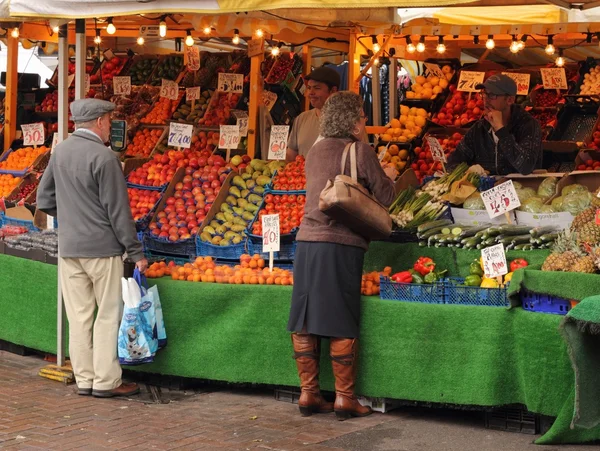 Prodotti freschi sul mercato — Foto Stock