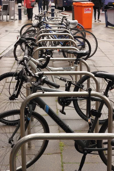 En cykel Park med fasta stänger för att låsa din cykel — Stockfoto