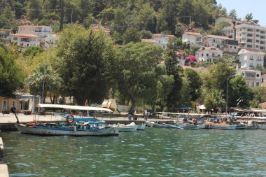 Fethiye liman demirlemiş balıkçı tekneleri