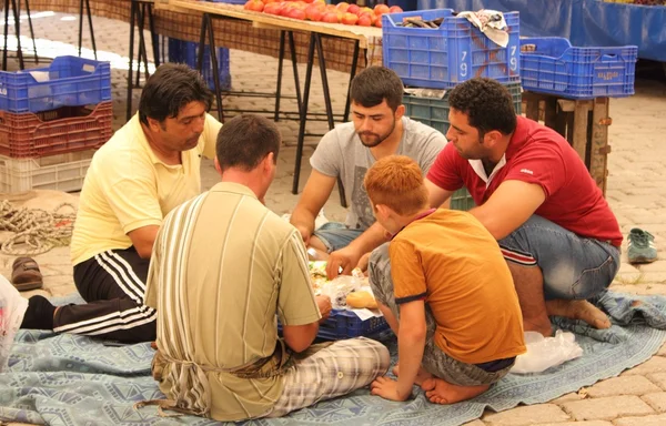 Un grupo de hombres turcos tomando un descanso — Foto de Stock