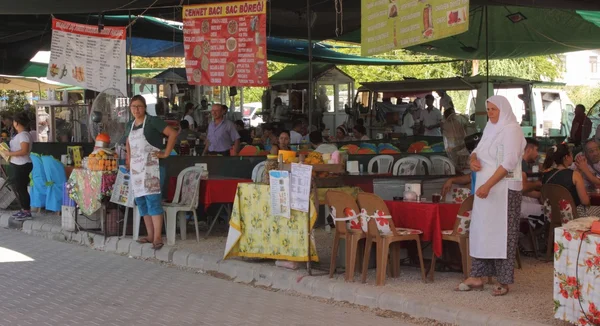 Puntos de venta de alimentos en un mercado turco — Foto de Stock