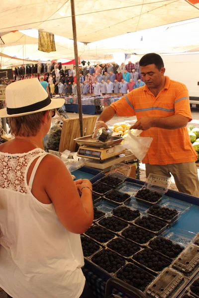 An english lady buying fresh blackberries — Stock Photo, Image