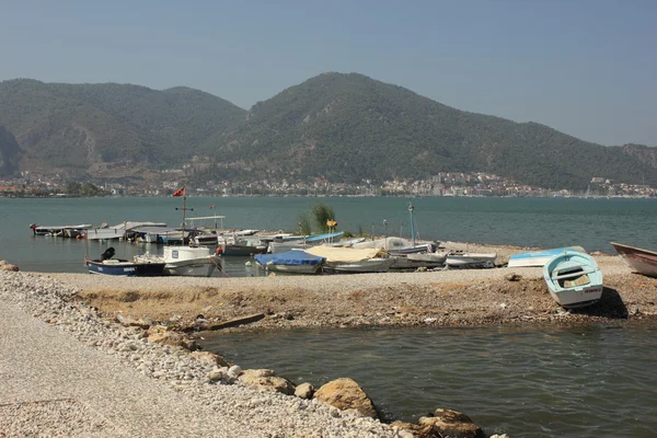 Rybářské lodě kotví podél přístavu Fethiye — Stock fotografie