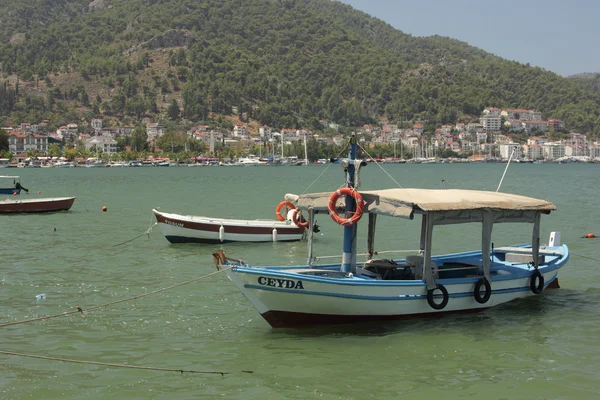 Wędkowanie i przyjemnością łodzie zacumowane w porcie Fethiye — Zdjęcie stockowe