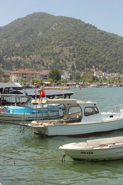 Visserij en plezier boten afgemeerd in de haven van Fethiye — Stockfoto