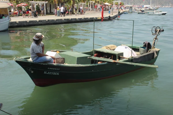 Wędkowanie i przyjemnością łodzie zacumowane w porcie Fethiye — Zdjęcie stockowe