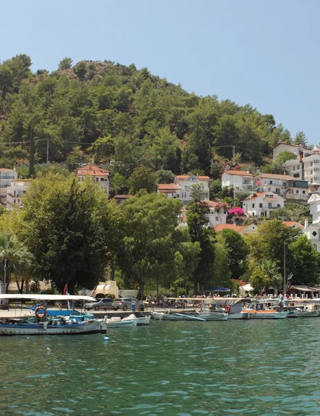 Rybářská a rekreační lodě kotvící v přístavu Fethiye — Stock fotografie