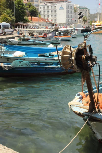 Bateaux de pêche et de plaisance amarrés dans le port de Fethiye — Photo