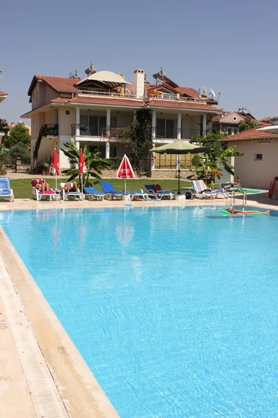 Uma senhora inglesa relaxando em uma piscina — Fotografia de Stock