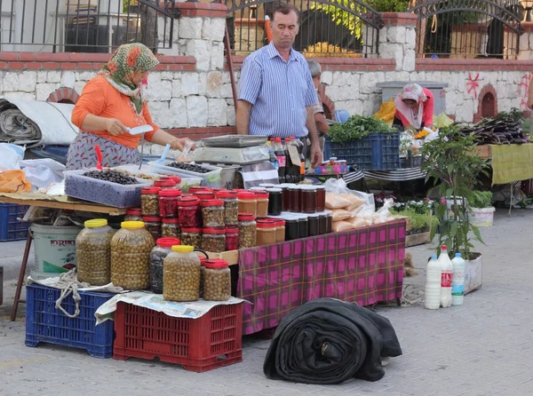Pár tureckých prodávají čerstvé potraviny produkují — Stock fotografie