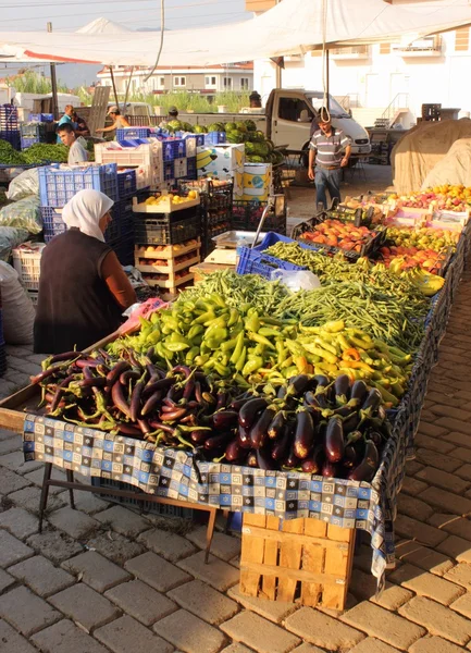 市場の新鮮な果物や野菜を生産します。 — ストック写真