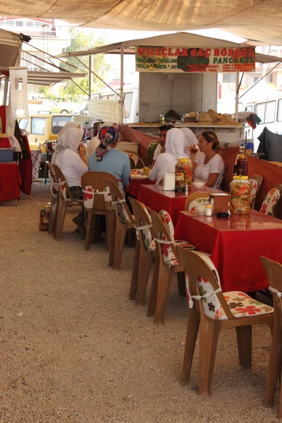 Ein Lebensmittelgeschäft auf einem lokalen Markt in Calis, Türkei 2015 — Stockfoto