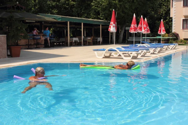 Eine englische Dame entspannt sich im Swimmingpool — Stockfoto