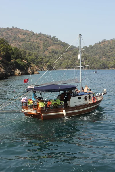 Passeios de barco ao redor das baías de calis — Fotografia de Stock