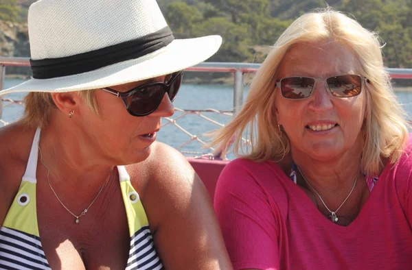 Engelse toeristen ontspannen op een boottocht — Stockfoto