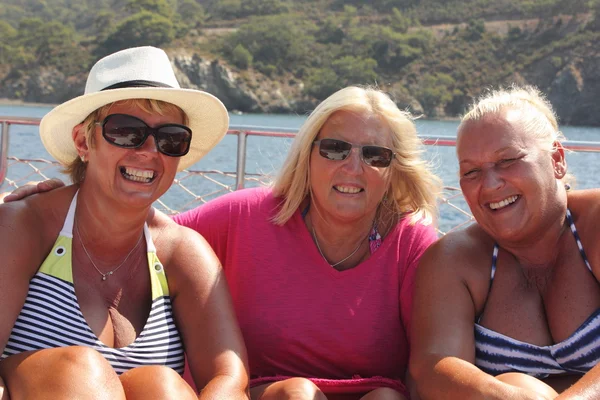 Turistas ingleses relaxando em um passeio de barco — Fotografia de Stock