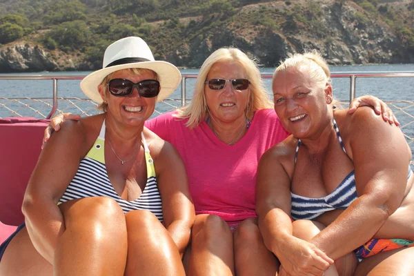 Turistas ingleses relaxando em um passeio de barco — Fotografia de Stock