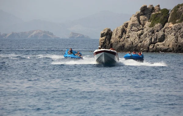 Turistler eğleniyor Powerboats içinde sürme — Stok fotoğraf