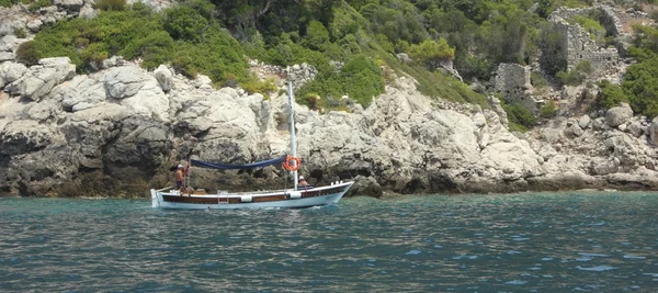 Balades en bateau autour des baies de calis — Photo