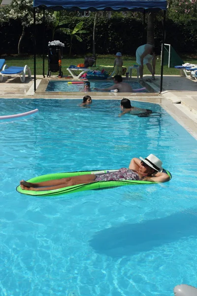 一位英国女士放松在游泳池里 — 图库照片