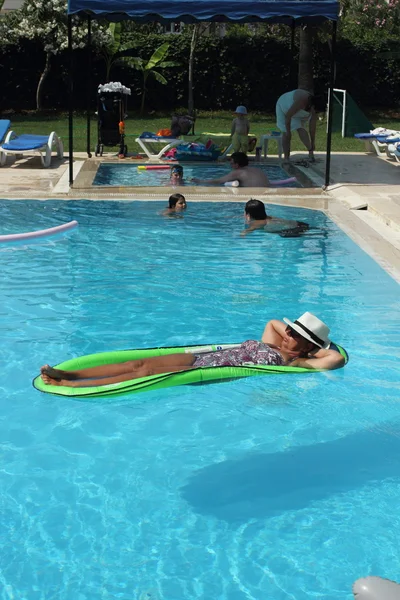 En engelsk Lady avkopplande i poolen — Stockfoto