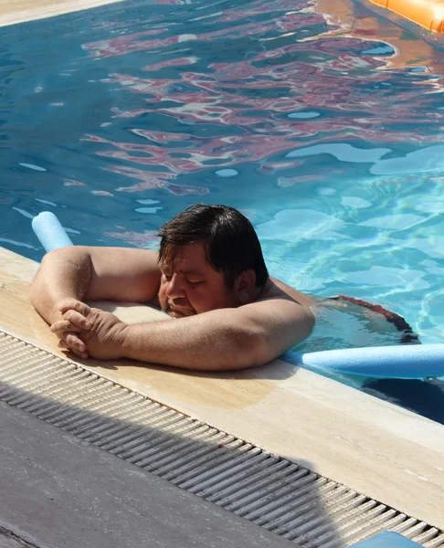 Um homem turco desconhecido em uma piscina — Fotografia de Stock