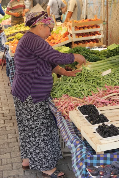 Färskvarumarknaden producerar frukt och grönsaker — Stockfoto