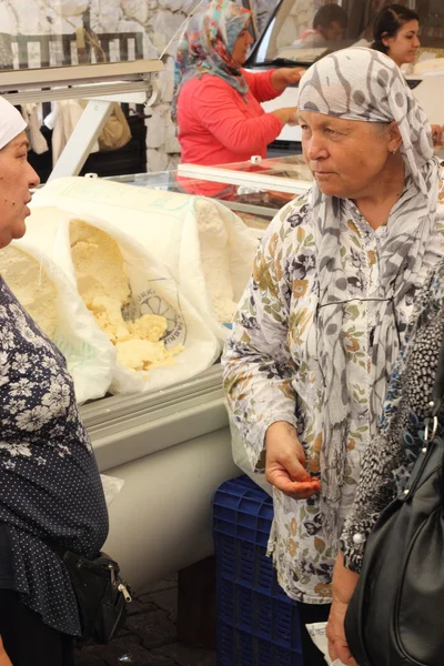 Две турецкие дамы стоят у сырного ларька — стоковое фото