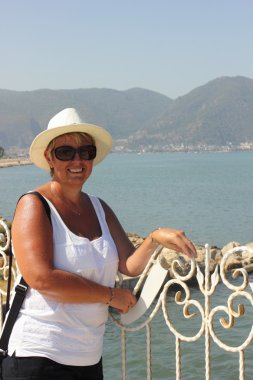 Gölge için bir şapka giymiş bir İngiliz Bayan