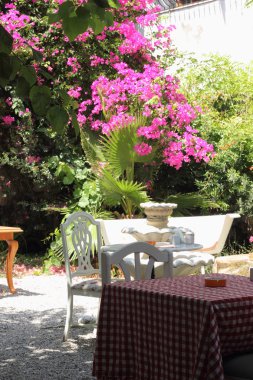 Restorantlar renkli küçük bir avlunun