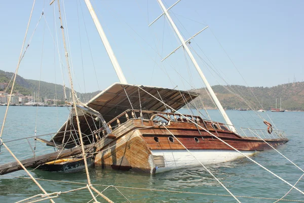 Утонувшая лодка — стоковое фото
