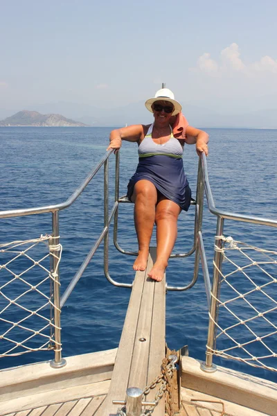 Bir İngiliz Bayan bir tekne gezisine rahatlatıcı süre — Stok fotoğraf