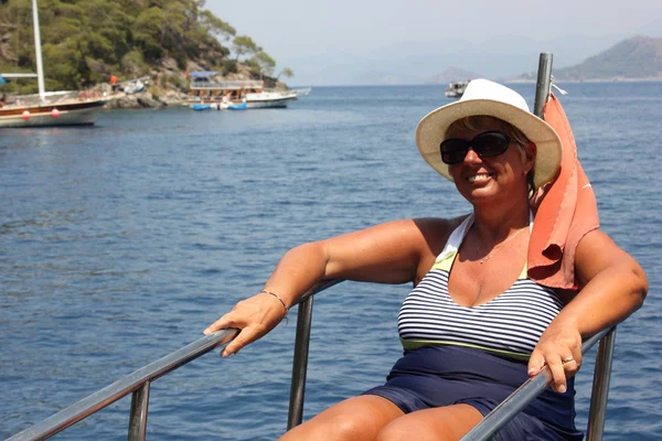 Английская дама, отдыхающая во время прогулки на лодке — стоковое фото