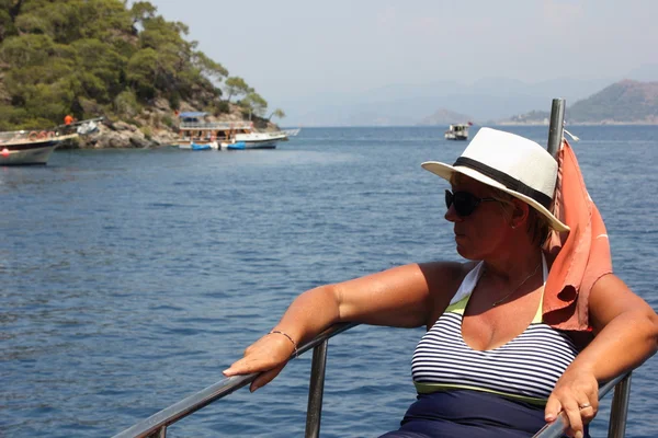 Uma senhora inglesa relaxando em um passeio de barco — Fotografia de Stock