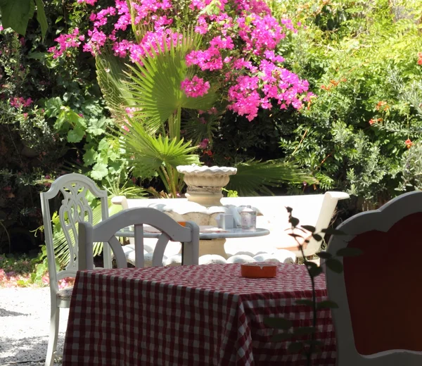 Un pequeño patio colorido de restaurantes —  Fotos de Stock