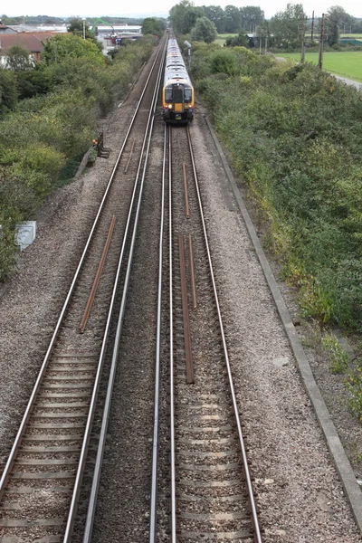 Un tren que viaja por la vía férrea — Foto de Stock