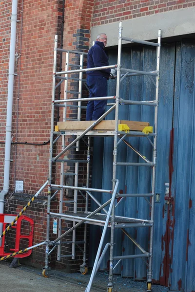 Arbeiten vom Gerüstturm aus — Stockfoto