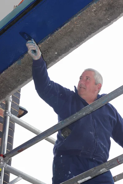 Travailler depuis une tour d'échafaudage — Photo