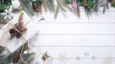 Mutlu Noeller ve yeni yıl süslemeleri beyaz ahşap arka planda fotokopi alanı ile kutlanacak..