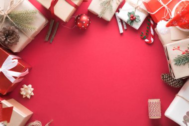 Mutlu Noeller ve yeni yıl süslemeleri kırmızı kağıt arkaplanda fotokopi alanı ile kutlanacak..