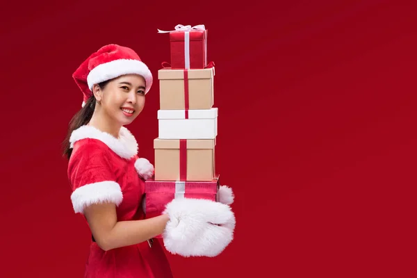 Eine Schöne Frau Weihnachtsmannkostüm Mit Vielen Geschenkschachteln Anlässlich Der Frohen — Stockfoto