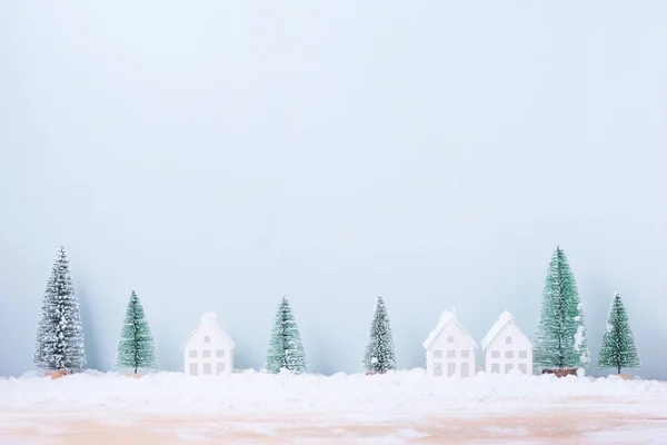 Kerstboom Huis Met Sneeuw Vorst Veld Van Natuurlijke Landschap Achtergrond — Stockfoto