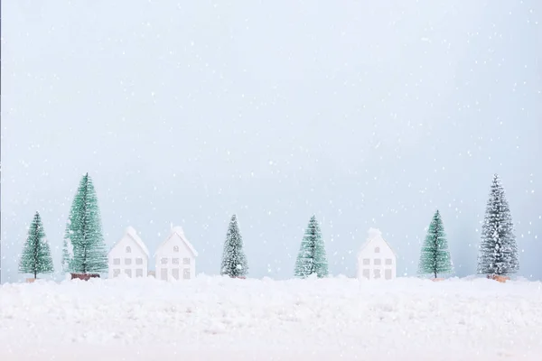 Kerstboom Huis Met Sneeuw Vorst Veld Van Natuurlijke Landschap Achtergrond — Stockfoto