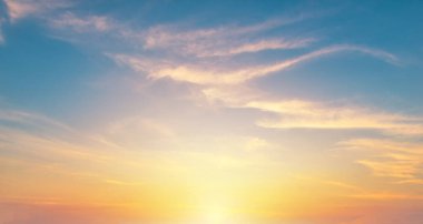 Bulutlu gökyüzü güzel günbatımı arkaplanı.