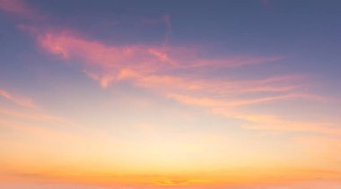 Bulutlu gökyüzü güzel günbatımı arkaplanı.