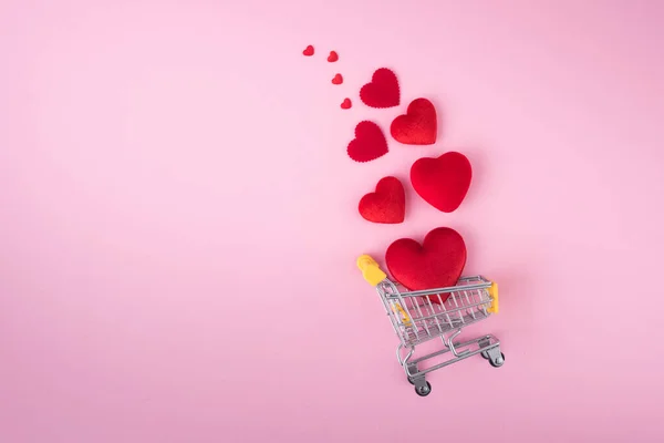 Aşk Evliliği Sevgililer Günü Için Pembe Arka Planda Alışveriş Arabasıyla — Stok fotoğraf
