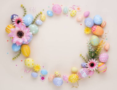 Kağıt zemin üzerinde renkli yumurtalar ve çiçek süslemesi için fotokopi alanı olan Paskalya Gününüz kutlu olsun..